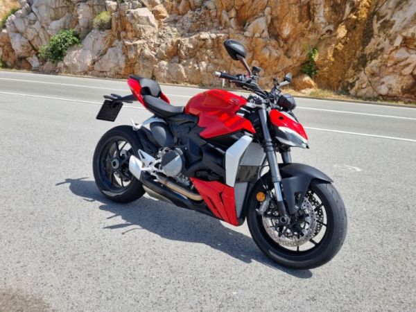 ducati-streetfighter-v2-9A01E37F0-6EC8-1173-CE6E-5025C0C1E95E.jpg